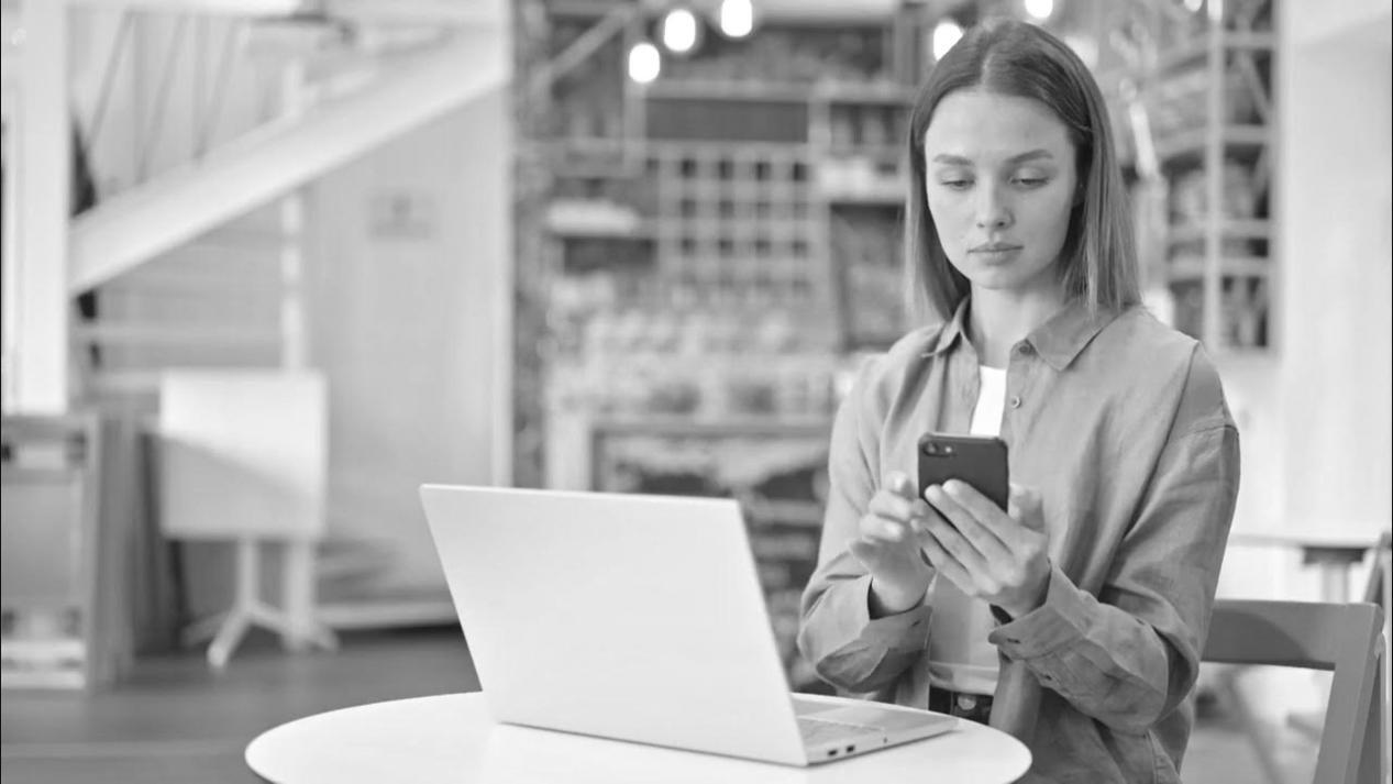 Teammitglieder bei praktischer SEO-Arbeit am Laptop